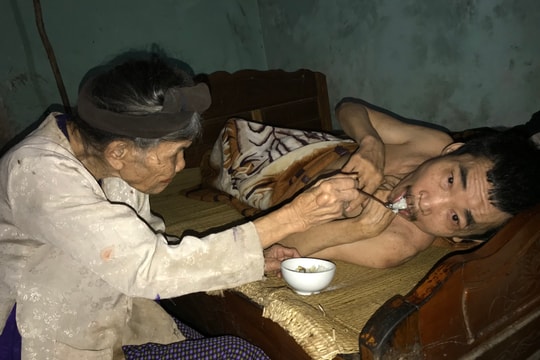Cám cảnh mẹ già 90 tuổi bán nước nuôi hai con tàn tật 