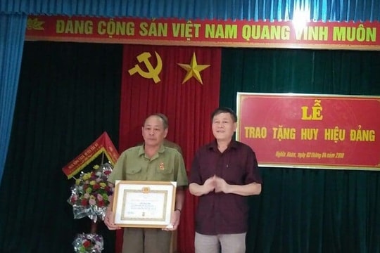 Tân Kỳ: Trao tặng Huy hiệu 55, 45 tuổi Đảng cho đảng viên