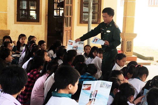 Hàng trăm học sinh vùng biên được tuyên truyền cách phòng chống mua bán người 