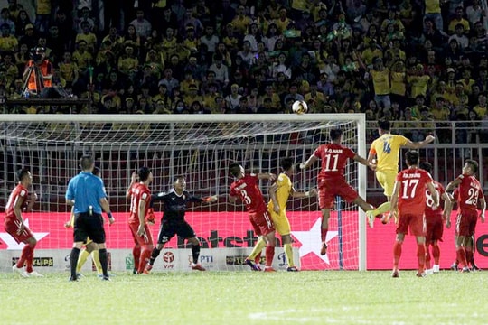 Tuyển thủ tỏa sáng, SLNA hạ đội bóng Công Vinh bằng không chiến