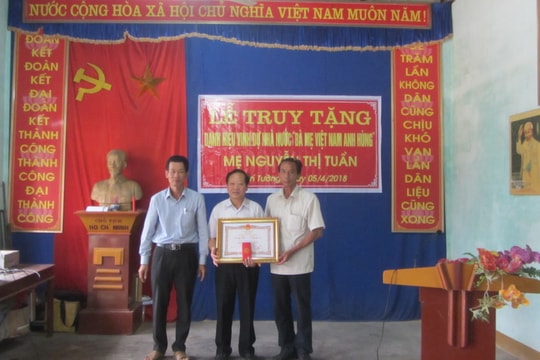 Truy tặng danh hiệu Mẹ Việt Nam anh hùng 