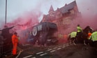 Xe bus của Man City bị CĐV Liverpool ném chai lọ, bom khói