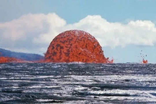 Tháp dung nham cao 20 mét đỏ rực giữa biển khơi