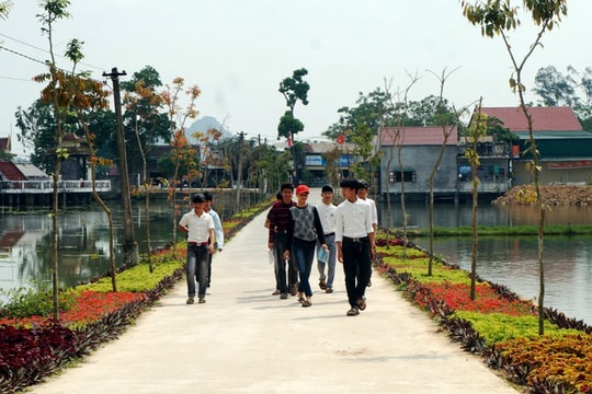 Nghệ An: Rực rỡ “con đường hoa” ở xã Bác Hồ về thăm