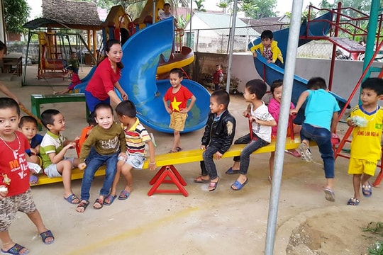 Thanh niên xã tu sửa khu vui chơi cho trẻ mầm non