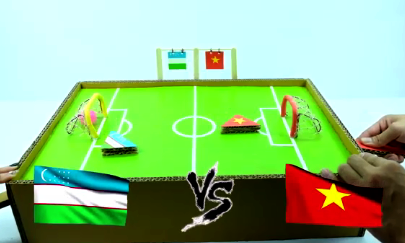 Ngày nghỉ, làm sân bóng đá mini cho bé từ bìa các-tông 