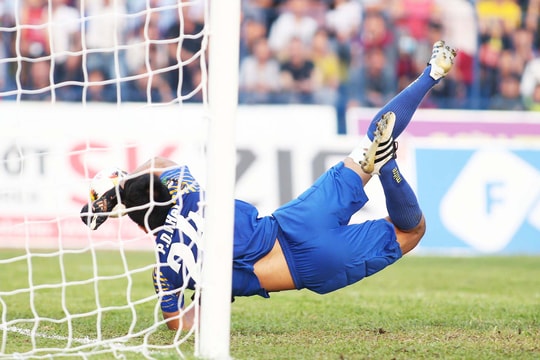 Thủ môn Vũ Hải và những pha cứu thua xuất thần cho SLNA