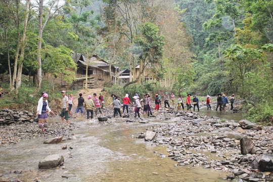 Khởi công xây dựng 2 cây cầu giúp bản nghèo Khơ mú