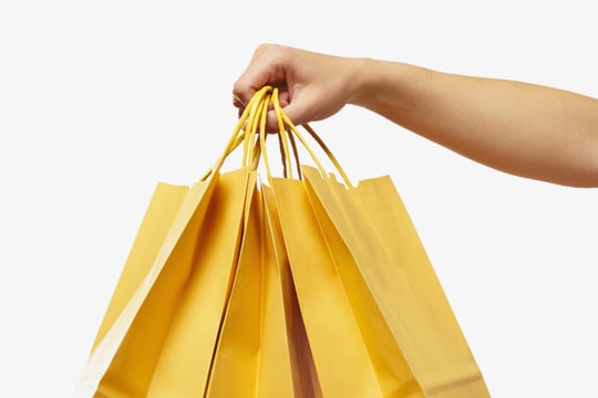 “Siết” lại vỏ bọc kiêu hãnh “hàng xách tay“