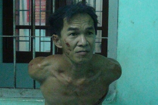 Đâm chết hàng xóm, vào nhà cố thủ rồi tiếp tục chém công an