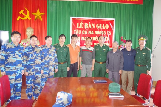 Tàu cá và 7 ngư dân Nghệ An gặp nạn đã về bờ an toàn  ​