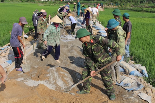 Nhiều lực lượng tham gia hỗ trợ người dân làm đường giao thông nông thôn