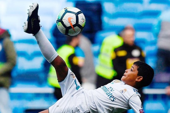 Con trai C. Ronaldo ngả người móc bóng điêu luyện