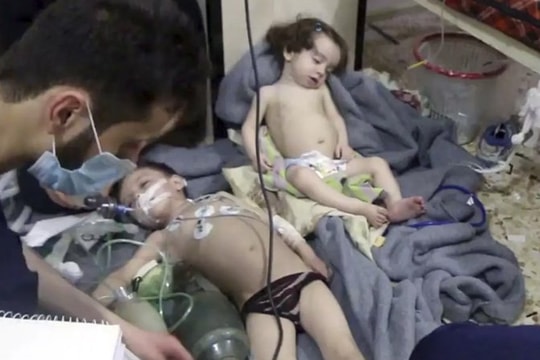 Hình ảnh tang thương sau vụ nghi tấn công vũ khí hóa học ở Syria