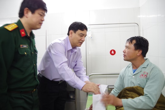 Bí thư Tỉnh ủy thăm, động viên cán bộ bị thương khi làm nhiệm vụ tìm kiếm hài cốt liệt sĩ 