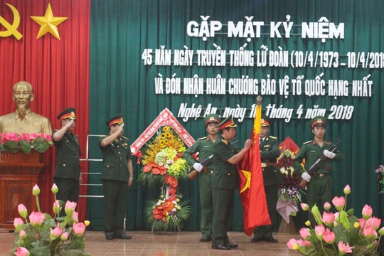 Lữ đoàn xe tăng 215 đón nhận Huân chương Bảo vệ Tổ quốc hạng Nhất