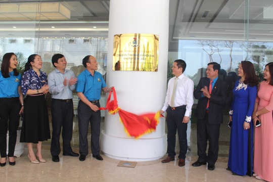 Gắn biển công trình chào mừng Đại hội Công đoàn tỉnh Nghệ An