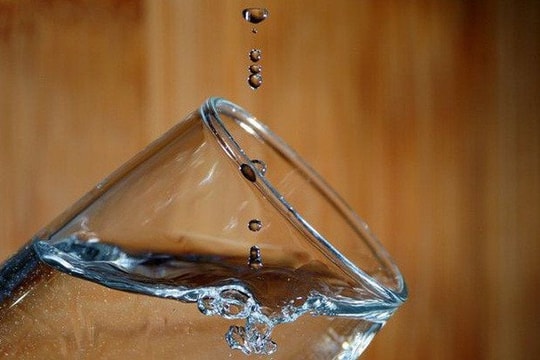 Hóa ra thứ chúng ta uống hàng ngày lại là chất lỏng kỳ quặc nhất vũ trụ