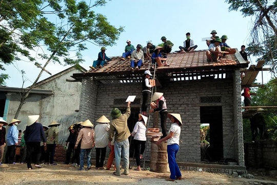 Cả xóm chung tay xây dựng nhà tình thương