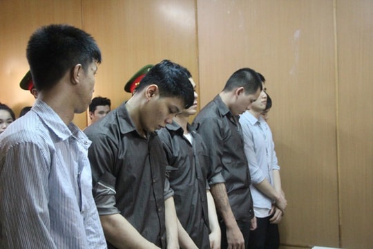 Bị tuyên tử hình, “tướng cướp” ngất xỉu tại tòa