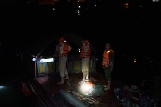 Cảnh sát giao thông truy đuổi “cát tặc” trên sông Lam