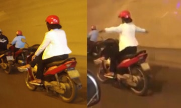 Phát hoảng với kiểu đi xe máy vắt chéo chân, buông cả hai tay của người phụ nữ