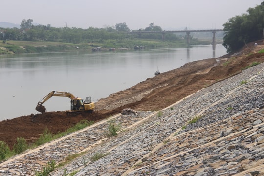 Kè bờ sông Lam bảo vệ trên 1.000 hộ dân trước mùa mưa lũ