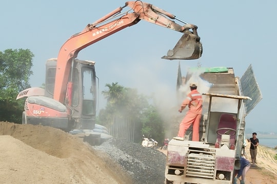 Đẩy mạnh thi công tuyến đường đê Tả Lam để bảo vệ hơn 100 nghìn dân 
