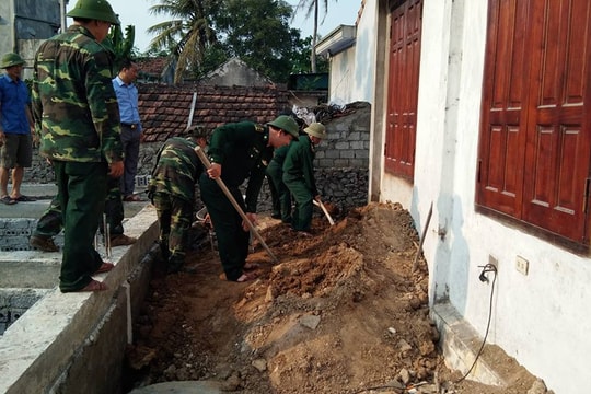 Người dân xã Sơn Hải cảm ơn bộ đội biên phòng