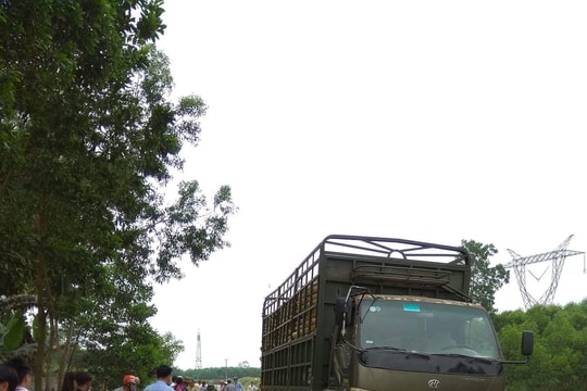 Xe tải chở gỗ va chạm xe máy, một  nam sinh  tử vong 