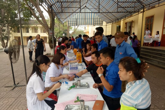 950 công nhân viên chức Tân Kỳ tham gia hiến máu cứu người