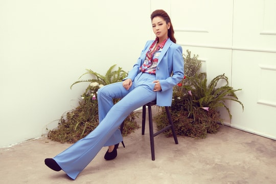 'Gái ba con' Jennifer Phạm khoe dáng với loạt đồ hiệu đắt tiền