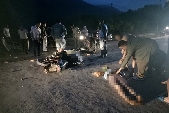 2 xe máy đối đầu, 4 người thương vong