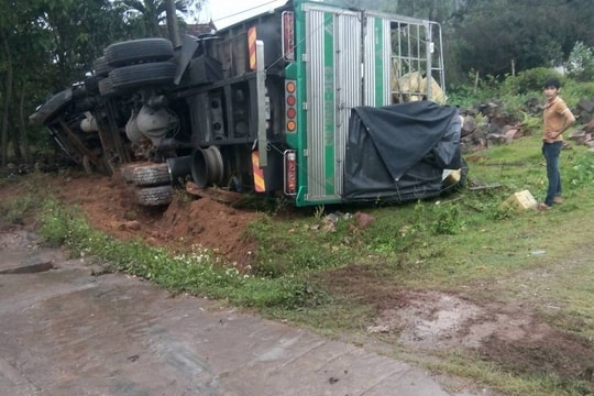 Tránh xe máy, xe tải lật nghiêng bên đường