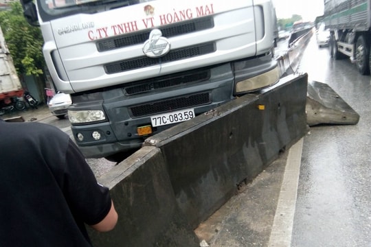 Hai xe tải tông nhau làm hỏng dải phân cách Quốc lộ 1A