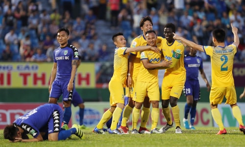 Cả HLV lẫn cầu thủ Bình Dương bị đuổi ở V-League 2018