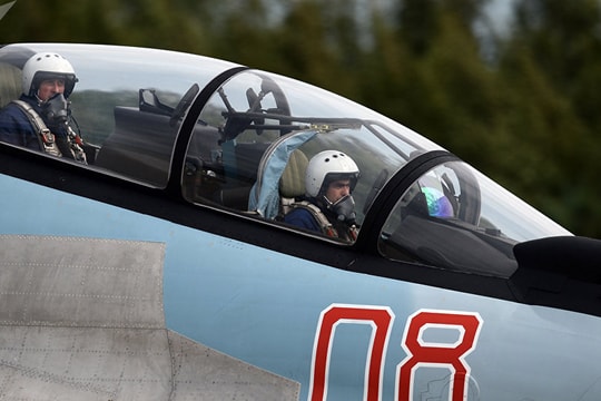 Tại sao trên máy bay chiến đấu phải có phi công phụ?