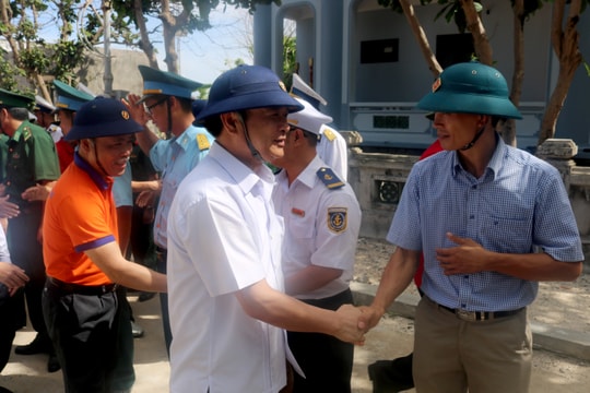 Đoàn công tác Nghệ An thăm, tặng quà quân, dân Trường Sa, nhà giàn DK1