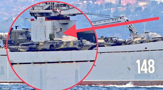 Tàu chiến Nga mang hàng loạt khí tài quân sự cập cảng Syria?