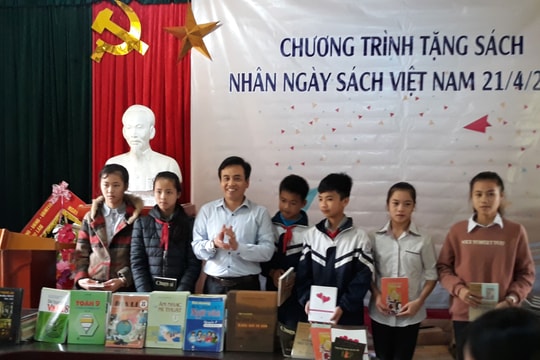 2.400 đầu sách tặng học trò xã tái định cư thủy điện Bản Vẽ