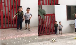 Cách nhổ răng 'bá đạo' của bố cho con trai bằng pha sút bóng