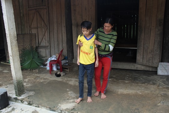 Cậu học trò lớp 7 gãy đốt sống lưng do bạn đùa kéo ghế