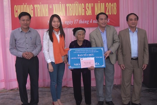 Trao tặng nhà tình nghĩa ‘Xuân Trường Sa’ cho mẹ liệt sỹ ở Nghi Lộc