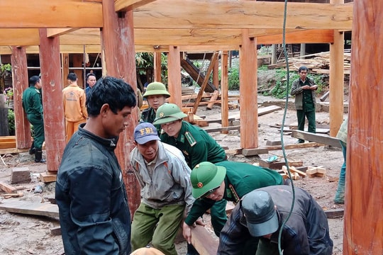 Bộ đội Biên phòng khám bệnh, phát thuốc miễn phí, giúp dân dựng nhà