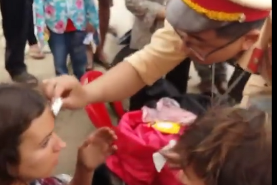 Nghệ An: CSGT cùng giáo viên Tiếng Anh giúp du khách nước ngoài gặp tai nạn