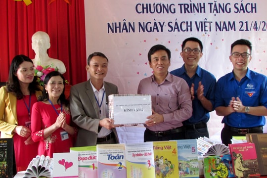 Trao 1.800 cuốn sách cho Trường Tiểu học xã Kỳ Sơn (Tân Kỳ)