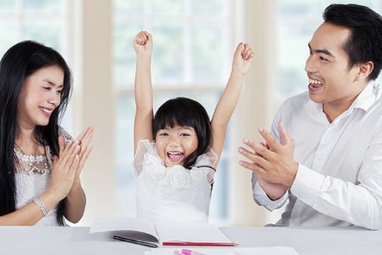 Khen con cũng là nguyên nhân tạo áp lực cho con?