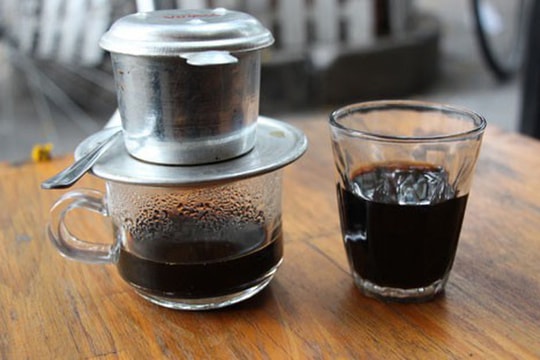 Cà phê “bẩn” tràn lan thị trường: Do người Việt thích dùng cà phê “đặc, đắng, sánh, bọt” ?