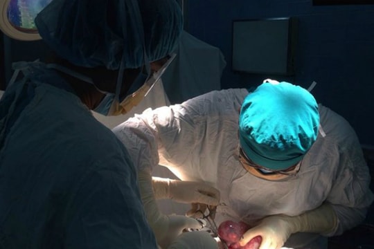 Ca mổ cẩn trọng cắt khối u buồng trứng cho cô gái nhiễm HIV