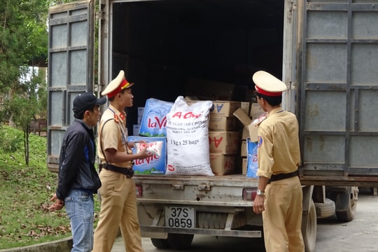 Bắt xe chở gần 3 tạ mì chính không giấy tờ